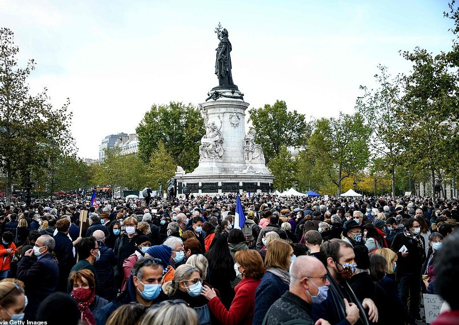 Những người biểu tình tập trung tại Quảng trường Place de la Republique ở thủ đô Paris giơ cao những tấm áp phích ghi thông điệp "Tôi là giáo viên" để tưởng nhớ người đồng nghiệp Samuel Paty.