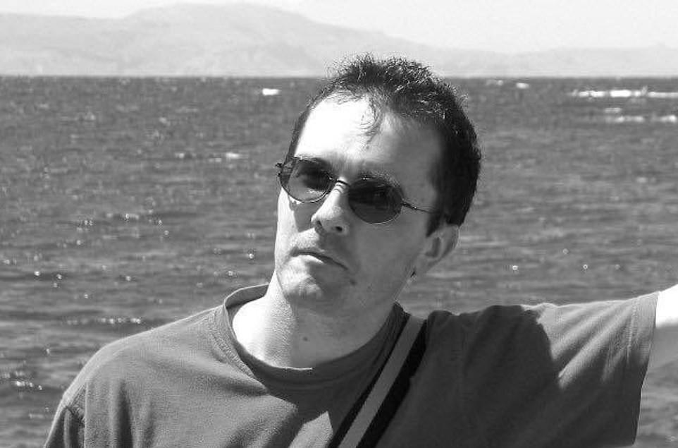 Thầy giáo Samuel Paty (ảnh) , 47 tuổi, bị học sinh sát hại dã man gần trường trung học nơi ông làm việc ở Conflans Saint-Honorine, vùng ngoại ô cách trung tâm thủ đô Paris khoảng 30 km về phía tây bắc, hôm 16/10. Thủ phạm gây án Abdullakh Anzorov, 18 tuổi, người gốc Chechnya, đã bị cảnh sát bắn chết sau đó.