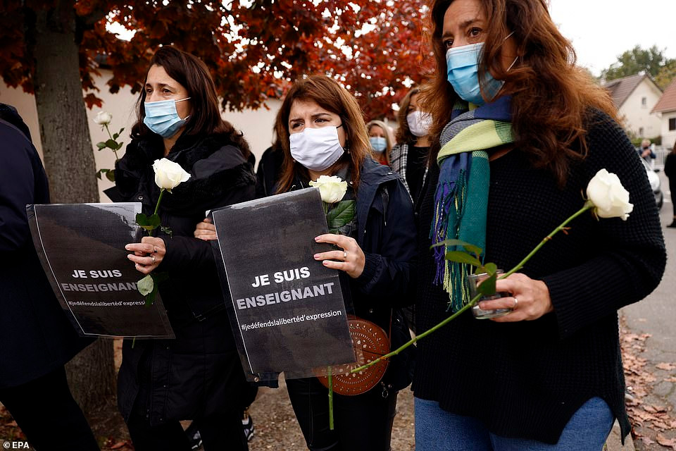 Các giáo viên đặt hoa trước trường Bois d'Aulne để tưởng niệm đồng nghiệp bị sát hại.