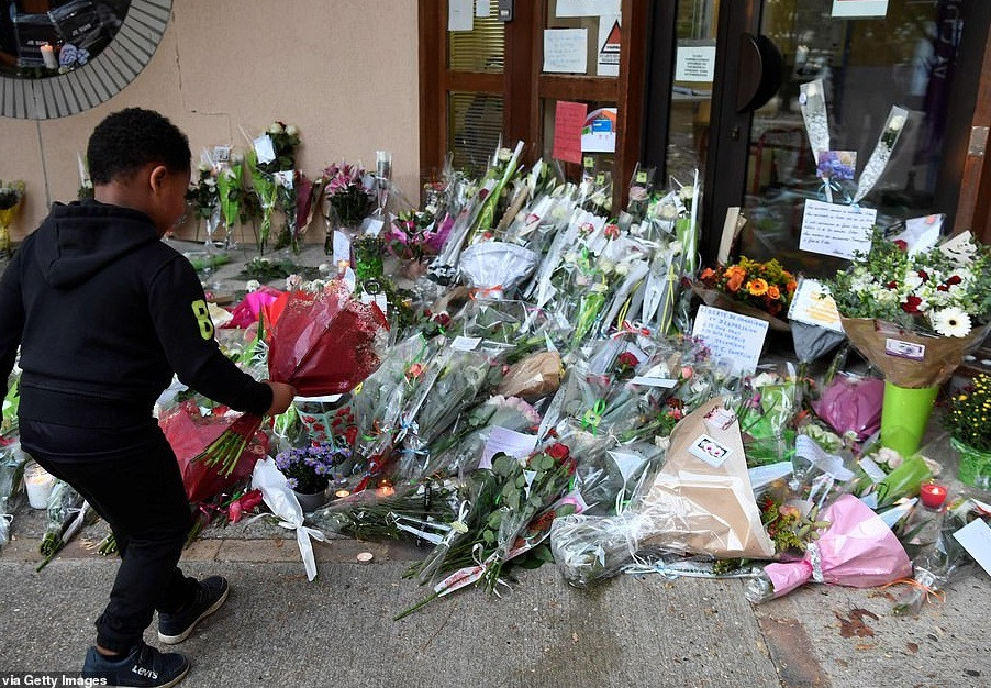 Bộ trưởng Giáo dục Pháp Jean-Michel Blanquer đã kêu gọi người dân "ủng hộ các giáo viên", nhấn mạnh "đoàn kết và thống nhất" là các yếu tố có vai trò quan trọng với tình hình hiện nay.