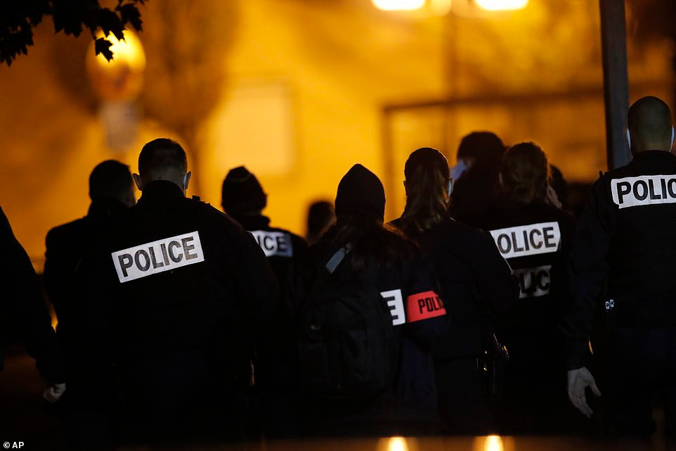 Giới chức Pháp đã bắt giữ 11 người liên quan vụ sát hại thầy giáo Samuel, và lên kế hoạch trục xuất 231 người nước ngoài cực đoan sau vụ việc.