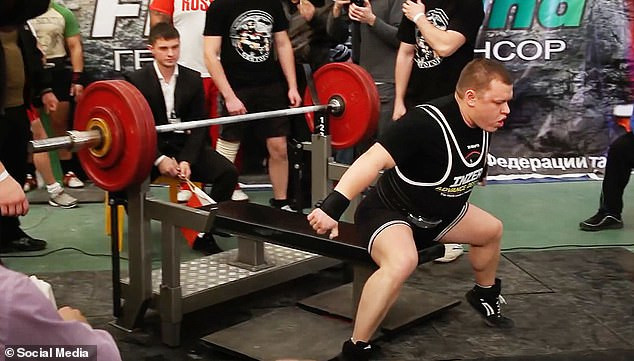 Cơ bắp cuồn cuộn cùng với kiểu tóc, khuôn mặt nam tính khiến nhiều người lầm tưởng cô là đàn ông. Ảnh: Daily Mail.