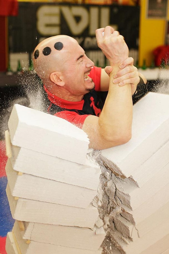 Joe Alexander (Đức) từng khiến nhiều người kinh ngạc khi trình diễn khả năng đập vỡ 3 chồng bê tông, mỗi chồng 8 khối mà không làm quả trứng cầm trong tay bị vỡ.