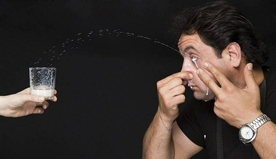 Ilker Yilmaz đến từ Thổ Nhĩ Kỳ có khả năng đặc biệt: Dùng mắt phun sữa xa 2,8 m. Kỷ lục Guinness này được lập tại một khách sạn ở Istanbul hồi tháng 9/2004.