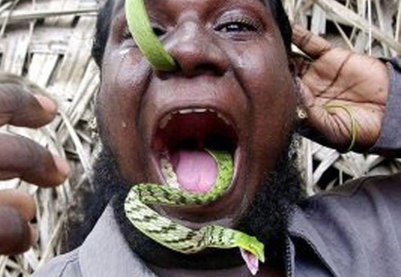 Ông Manoharan (Ấn Độ) là người đầu tiên trên thế giới lập kỷ lục ăn 200 giun đất trong vòng 30 giây (không cần trợ giúp bởi các loại gia vị hay đồ ăn kèm khác). Người này sau đó cũng cố gắng thiết lập kỷ lục kinh dị khác: Cho rắn luồn qua lỗ mũi rồi chui đầu xuống đường miệng.