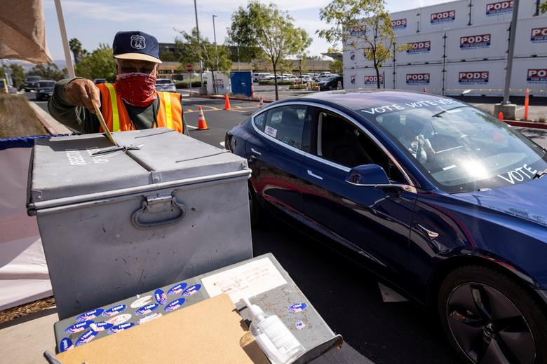 Người dân đi bỏ phiếu sớm bầu tổng thống tại San Diego, California. Ảnh: Reuters.