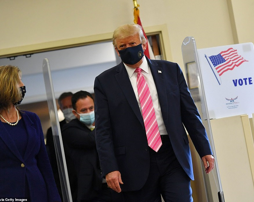 Khi một phóng viên hỏi ông bỏ phiếu cho ai, Tổng thống Trump nói: “Tôi bầu cho một người tên là Trump”. Ảnh: Getty.