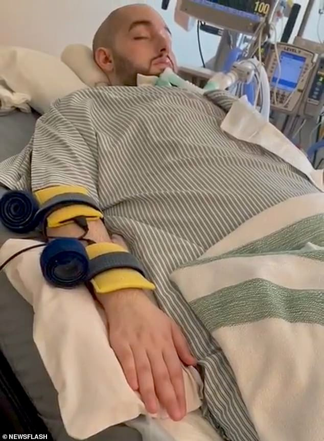 Tuy nhiên, mới đây, vị hoàng tử này bất ngờ cử động tay như đáp lại lời nói của một cô gái. Ảnh: Daily Mail.