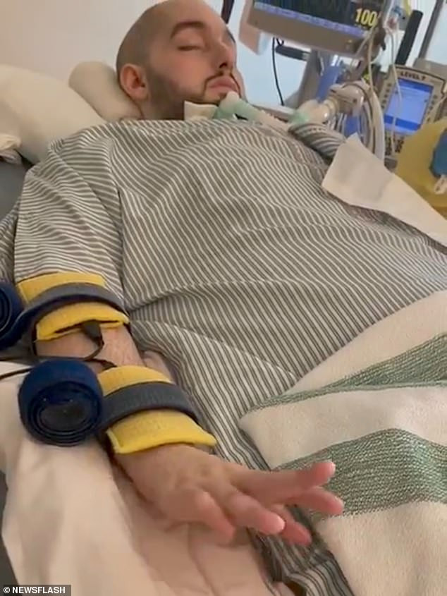 “Xin chào! Didi xin chào, anh hãy chào lại để em biết, chào anh”, cô gái nói. Khi đó, Hoàng tử Khalid bỗng cử động ngón tay như đáp lại lời cô gái. “Thêm chút nữa, cao thêm nữa nào”, cô gái khích lệ hoàng tử và không ngờ, Hoàng tử Khalid nhấc cao bàn tay ra khỏi giường vài giây. “Rất tốt”, cô gái nói. Ảnh: Daily Mail.