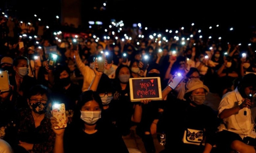 Đợt biểu tình, tuần hành tiếp tục diễn ra tại nhiều địa điểm khác ở Thái Lan trong tháng 8. Đáng chú ý, vào tối 10/8, khoảng 3.000-4.000 sinh viên đã tụ tập tại khuôn viên trường Đại học Thammasat, ngoại ô thủ đô Bangkok, để kêu gọi chính phủ từ chức.