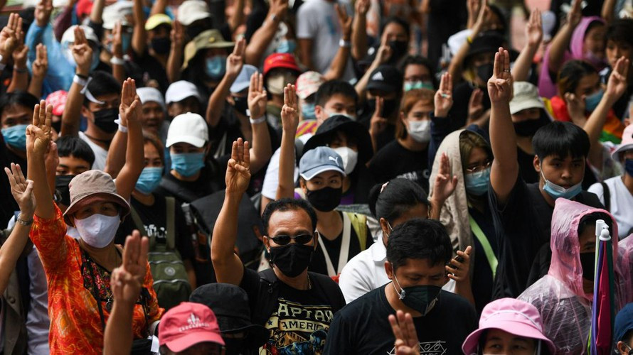 Những người phản đối cho rằng quân đội đã soạn thảo một đạo luật cơ bản nhằm đảm bảo ông Prayut duy trì quyền lãnh đạo với tư cách là Thủ tướng dân sự sau cuộc bầu cử năm 2019.