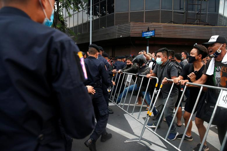 Sắc lệnh khẩn cấp, có hiệu lực từ 4h sáng 15/10, cấm tụ tập từ 5 người trở lên và cho phép bắt giữ bất cứ ai vi phạm.