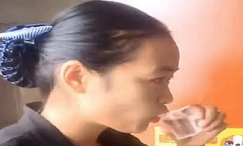 Tranh cai viec nhan vien ve sinh Trung Quoc uong nuoc bon cau