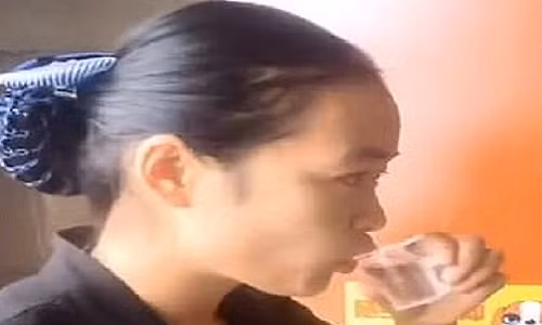 Tranh cai viec nhan vien ve sinh Trung Quoc uong nuoc bon cau