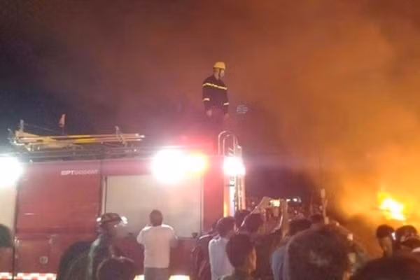 Nghe An: Chay lan dong loat 4 tau ca, thieu rui hang chuc ti dong-Hinh-3