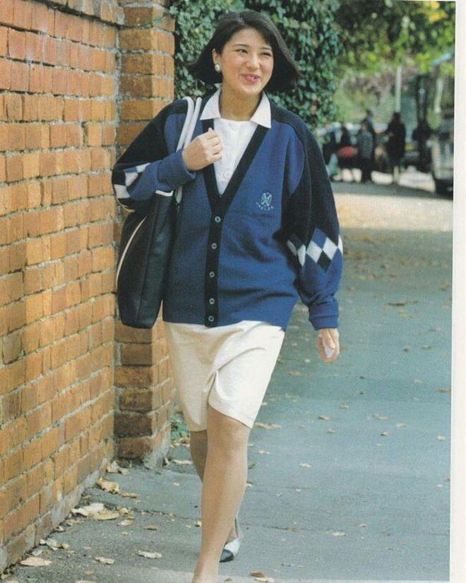 Nụ cười rạng rỡ của Hoàng hậu Nhật Bản thời trẻ. Ảnh: Pinterest.