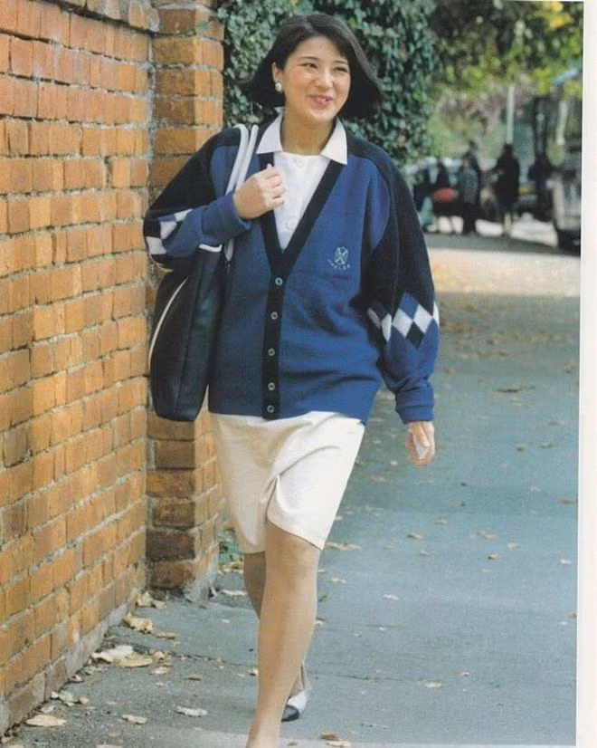 Nụ cười rạng rỡ của Hoàng hậu Nhật Bản thời trẻ. Ảnh: Pinterest.