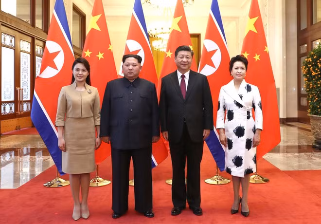 Từ trái sang phải: Đệ nhất phu nhân Triều Tiên Ri Sol-ju, nhà lãnh đạo Triều Tiên Kim Jong-un, Chủ tịch Trung Quốc Tập Cận Bình và Đệ nhất phu nhân Trung Quốc Bành Lệ Viện. Theo SCMP, Đệ nhất phu nhân Triều Tiên đã để lại ấn tượng mạnh tại Trung Quốc với gu thời trang tinh tế trong chuyến thăm Trung Quốc cùng chồng hồi năm 2018. Ảnh: THX. 