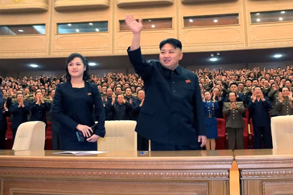 Giới quan sát cho rằng Ri Sol Ju thực ra chỉ là tên giả được sử dụng để giữ kín thông tin về khoảng thời gian trước hôn nhân của Đệ nhất phu nhân Triều Tiên. Ảnh: Bà Ri bên cạnh chồng, ông Kim Jong Un, hồi năm 2013. Ảnh: Getty.