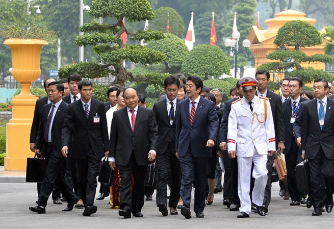 Tháng 1/2017, nhận lời mời của Thủ tướng Nguyễn Xuân Phúc, Thủ tướng Nhật Bản Shinzo Abe và phu nhân đã thăm chính thức Việt Nam. Thủ tướng Abe Shinzo trở thành lãnh đạo cấp cao nước ngoài đầu tiên thăm Việt Nam trong năm 2017. Ông Abe khẳng định, Nhật Bản ủng hộ sự phát triển vững mạnh của đất nước Việt Nam, coi trọng và mong muốn tăng cường quan hệ với Việt Nam. Ảnh: VOV.