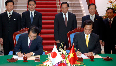 Sau hội đàm, Thủ tướng Nguyễn Tấn Dũng và Thủ tướng Naoto Kan đã ký Tuyên bố chung về phát triển toàn diện quan hệ Đối tác Chiến lược Việt Nam - Nhật Bản vì hòa bình và phồn vinh ở châu Á. Ảnh: Chinhphu.vn.