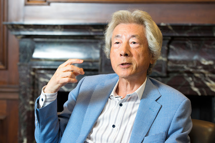 Cựu Thủ tướng Koizumi đi thăm Việt Nam lần thứ hai vào tháng 11/2007. Nhân dịp này, ông bày tỏ vui mừng trước quan hệ Nhật - Việt ngày càng phát triển tốt đẹp trên các lĩnh vực, nhất là từ khi hai nước ký Hiệp định đầu tư, thương mại và đầu tư tăng nhanh. Cựu Thủ tướng Koizumi Junichiro cũng đã tới thăm địa đạo Củ Chi và Đền tưởng niệm liệt sĩ Bến Dược. Ảnh: Getty.