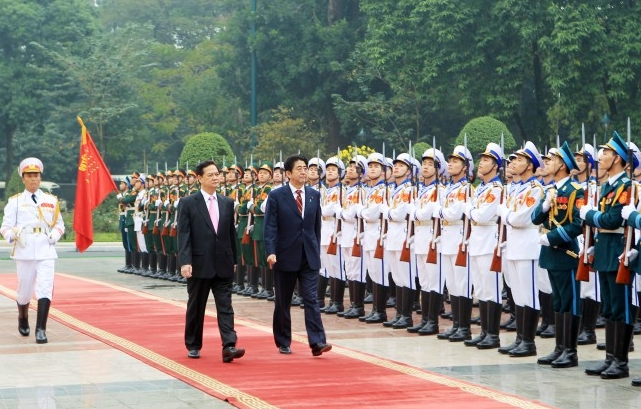 Tiếp đến, tháng 1/2013, nhận lời mời của Thủ tướng Nguyễn Tấn Dũng và phu nhân, Thủ tướng Nhật Bản Abe Shinzo và phu nhân đến thăm chính thức Việt Nam trong 2 ngày 16-17/1. Ảnh: TTXVN.