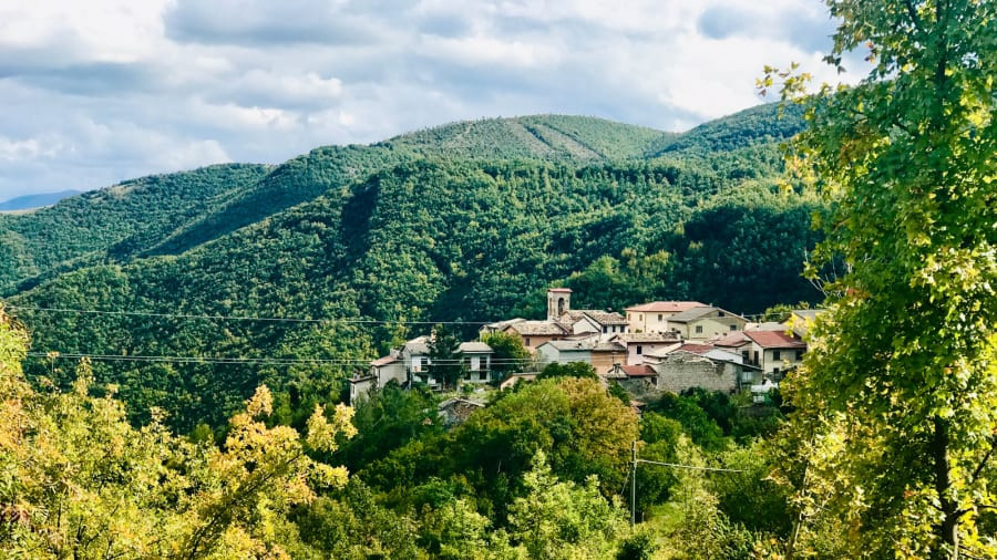 Thị trấn Nortosce thuộc tỉnh Perugia ở Umbria, tọa lạc trong thung lũng Nerina khiến việc tiếp cận nơi đây gặp khó khăn.