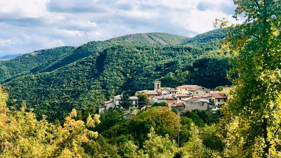 Thị trấn Nortosce thuộc tỉnh Perugia ở Umbria, tọa lạc trong thung lũng Nerina khiến việc tiếp cận nơi đây gặp khó khăn.