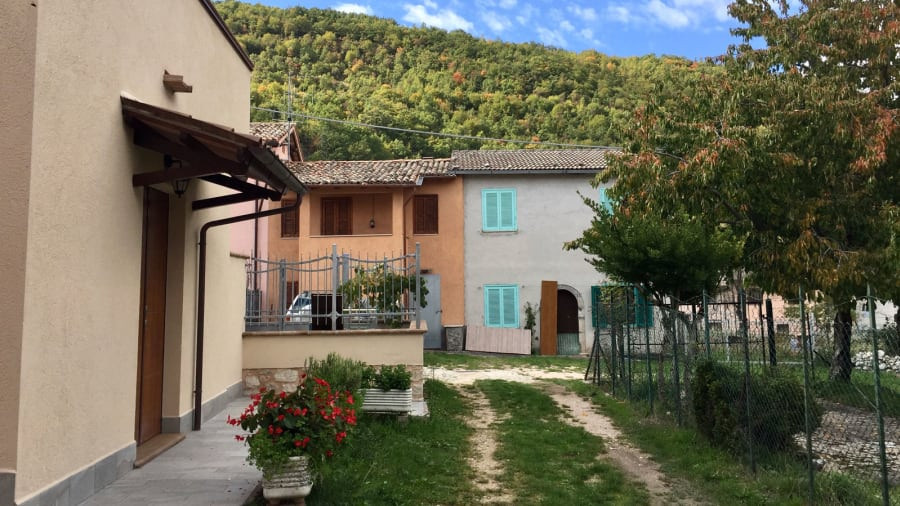 Một số ngôi nhà trong thị trấn.