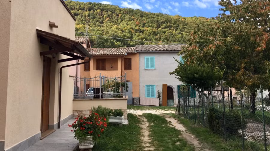 Một số ngôi nhà trong thị trấn.