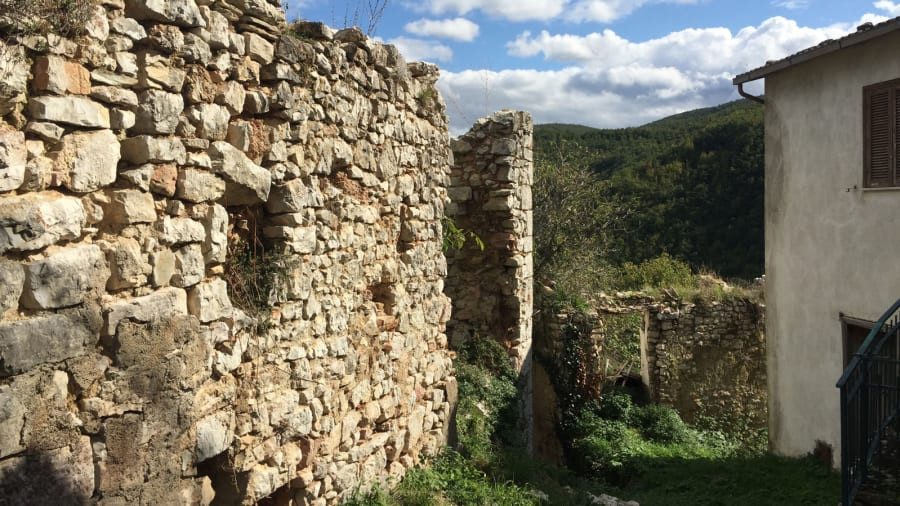 Những tàn tích của thị trấn lâu đời này vẫn còn.