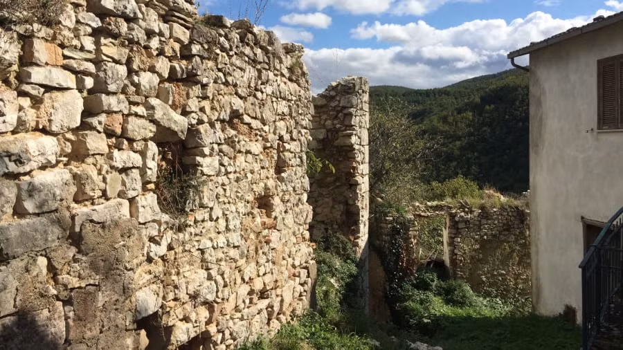 Những tàn tích của thị trấn lâu đời này vẫn còn.