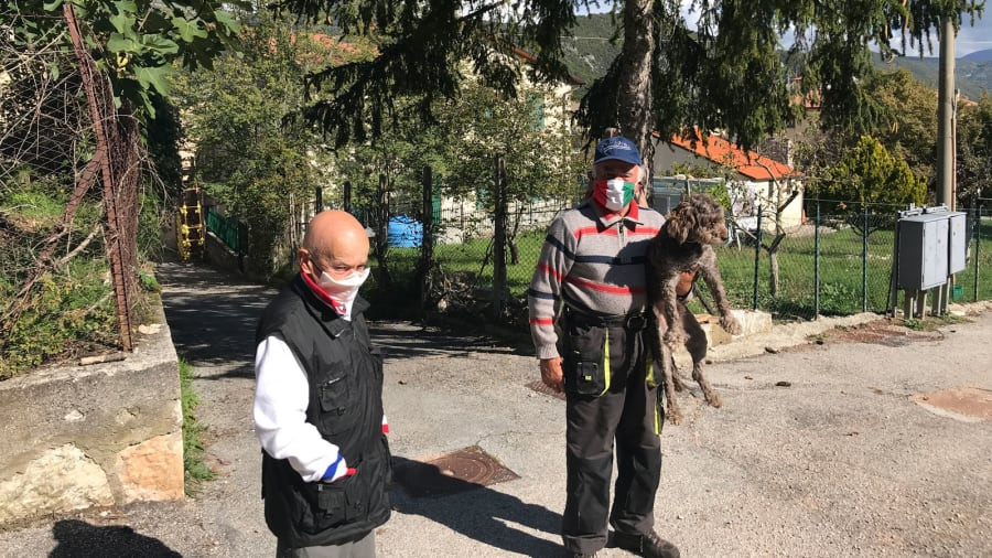 Mặc dù vậy, họ vẫn luôn đeo khẩu trang và tuân thủ giãn cách xã hội để phòng COVID-19.