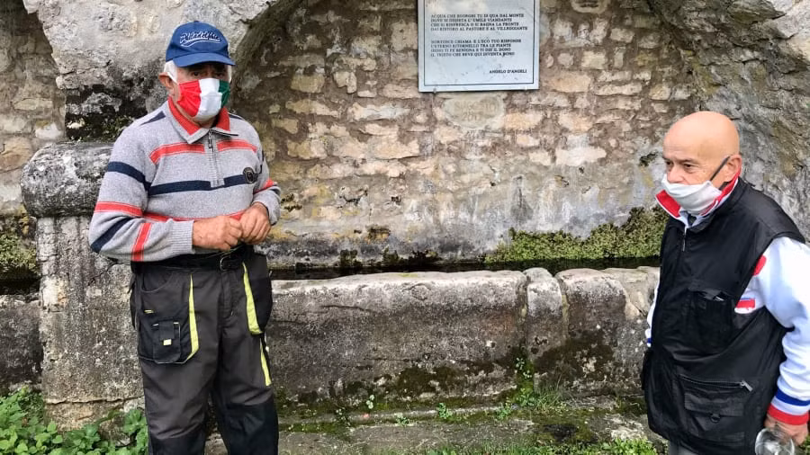 "Vào mùa đông, tuyết rơi và rất lạnh. Nhưng chúng tôi đã quen với điều đó", ông Carilli chia sẻ.