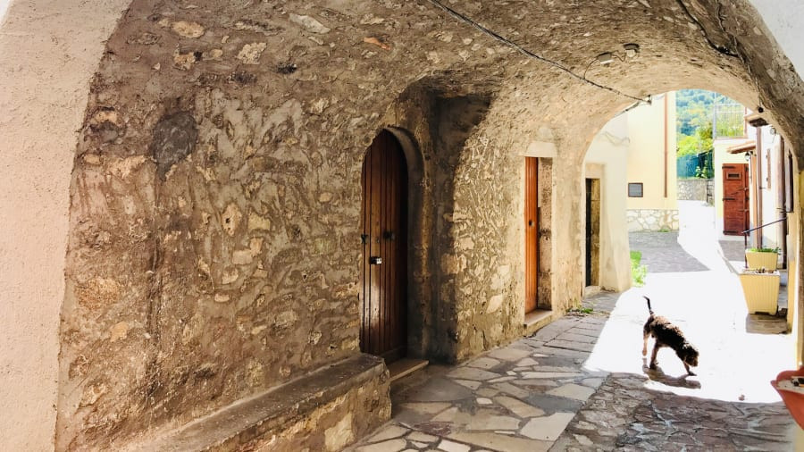 Được biết, hầu hết các cư dân đã rời khỏi thị trấn này tới các thành phố khác sau những trận động đất hồi thập niên 1990.