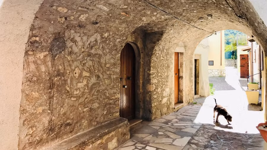 Được biết, hầu hết các cư dân đã rời khỏi thị trấn này tới các thành phố khác sau những trận động đất hồi thập niên 1990.