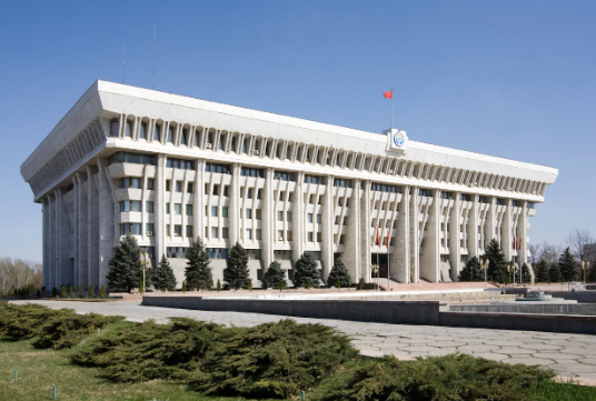 Dinh Tổng thống Kyrgyzstan còn được biết đến với biệt danh "Nhà Trắng tại thủ đô Bishkek". Ảnh: Alamy.