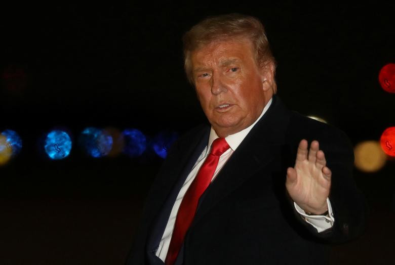 Ngày 1/10: Nhà lãnh đạo Mỹ vẫy chào khi lên chiếc Không lực Một để trở về căn cứ Andrews tại Maryland sau sự kiện tranh cử tại Minnesota.