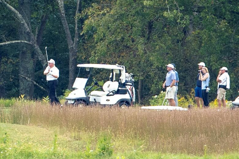 Ngày 27/9: Ông Trump chơi golf tại sân golf ở Sterling, Virginia.