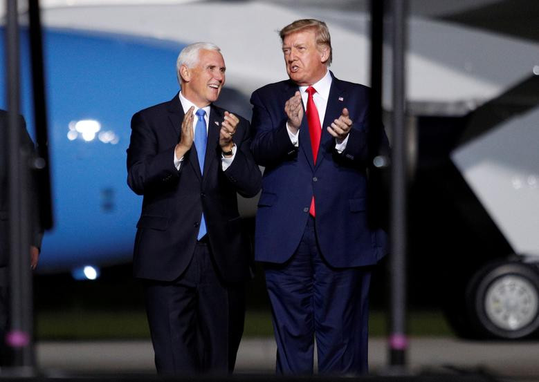 Cũng trong ngày 25/9, ông Trump đi cạnh Phó Tổng thống Mỹ Mike Pence tới buổi vận động tranh cử ngoài trời ở Newport News, bang Virginia. Được biết, ông Mike Pence có kết quả âm tính với COVID-19.