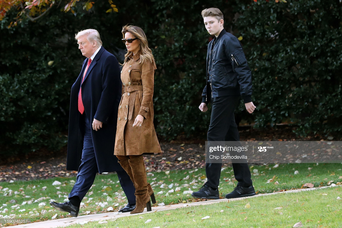 Ve dien trai cua “Hoang tu Nha Trang” Barron Trump mac COVID-19-Hinh-6