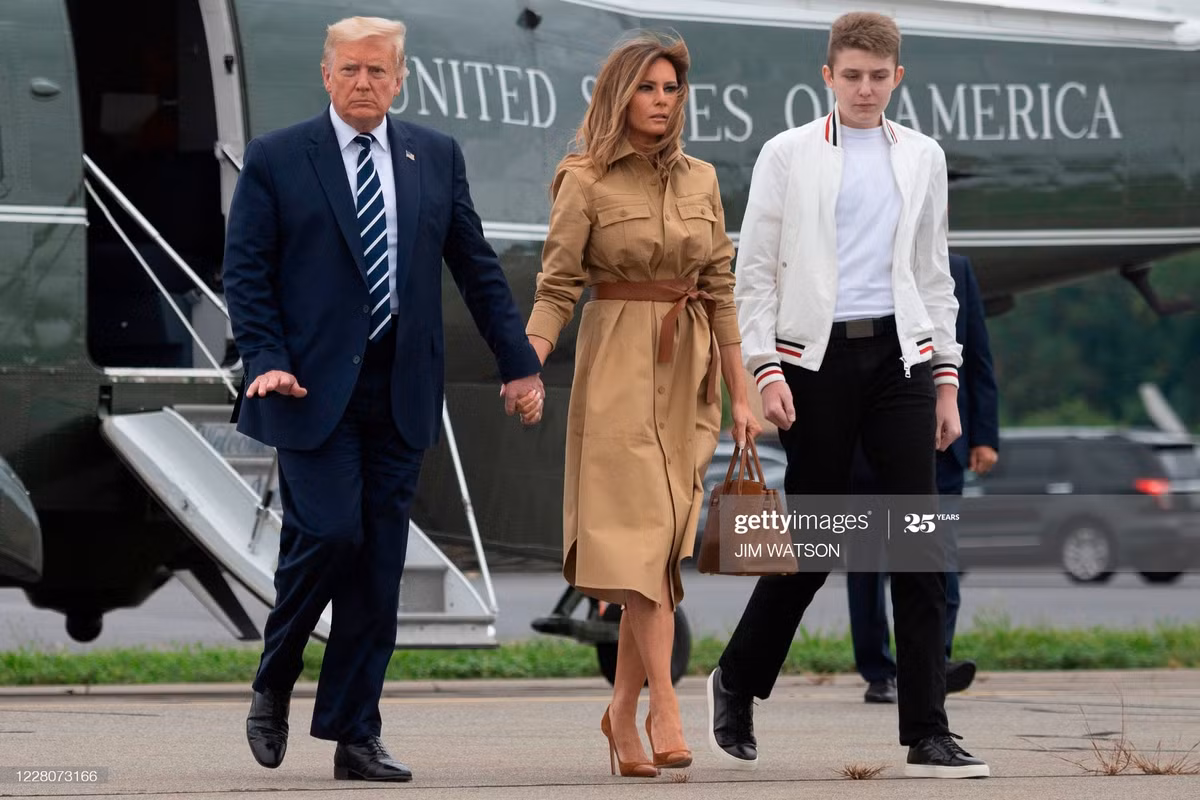 Ve dien trai cua “Hoang tu Nha Trang” Barron Trump mac COVID-19-Hinh-2