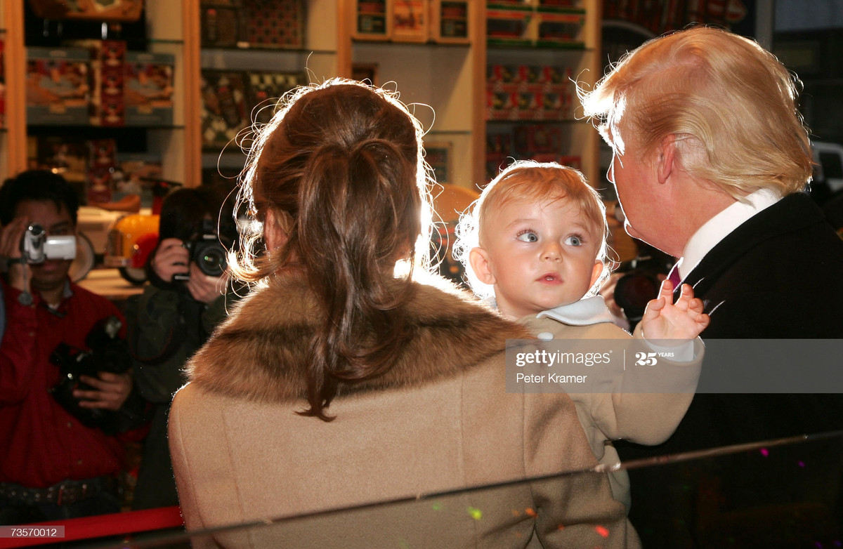 Ve dien trai cua “Hoang tu Nha Trang” Barron Trump mac COVID-19-Hinh-8