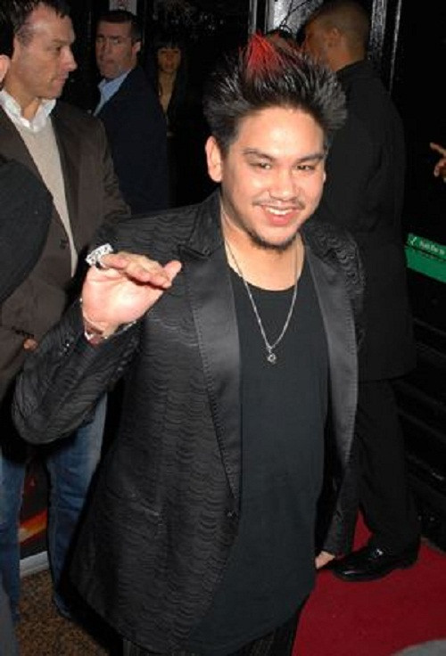 Năm 2008, Hoàng tử Azim được cử tham gia khóa đào tạo sĩ quan 9 tháng tại Học viện Quân sự Hoàng gia Sandhurst, song anh từ bỏ sau một tuần. Ảnh: Alchetron.