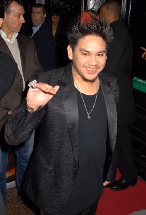 Năm 2008, Hoàng tử Azim được cử tham gia khóa đào tạo sĩ quan 9 tháng tại Học viện Quân sự Hoàng gia Sandhurst, song anh từ bỏ sau một tuần. Ảnh: Alchetron.