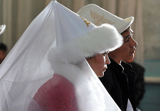 Tục bắt cóc cô dâu ở Kyrgyzstan là trái pháp luật, song vẫn diễn ra ở đất nước này. Ảnh: Cô dâu, chú rể trong một đám cưới tập thể ở Bishkek. Ảnh: Getty.