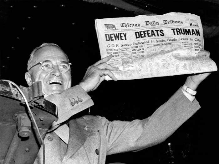 Tổng thống Harry Truman cầm tờ báo in nhầm rằng ông đã thua vào đêm bầu cử năm 1948.