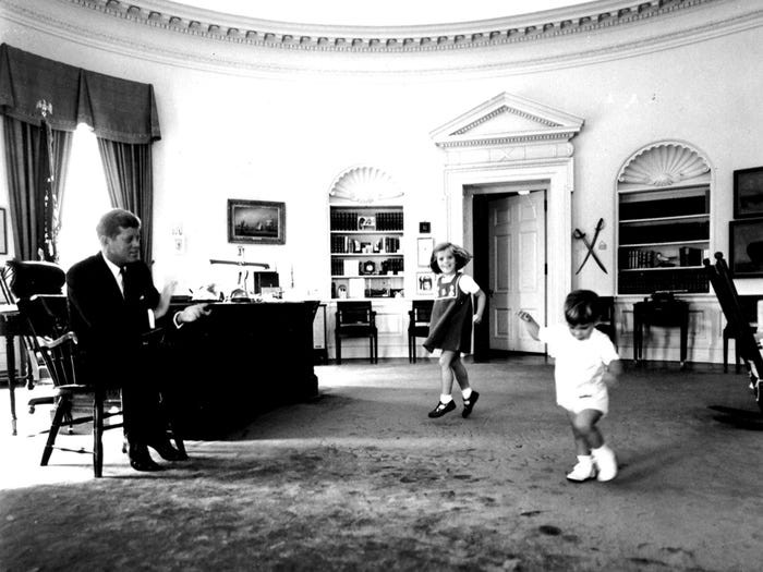 Tổng thống John F. Kennedy nhìn các con John J. và Caroline trong Phòng Bầu Dục của Nhà Trắng năm 1962.