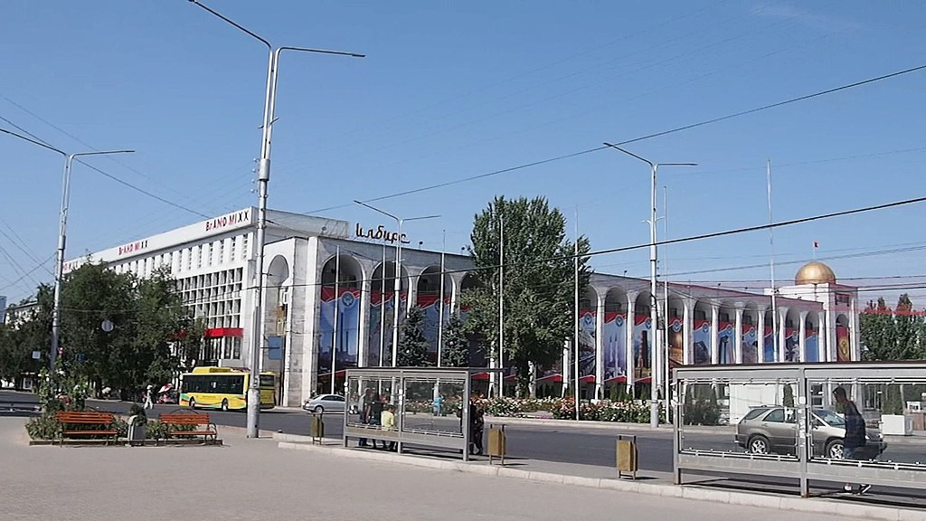 Vào ngày 7/4/2010, đông đảo người biểu tình tập trung kín ở Quảng trường Ala-Too và bao vây Nhà Trắng. Sau khi cuộc biểu tình lắng xuống, tòa nhà do chính phủ lâm thời tiếp quản. Ảnh: Wikipedia.